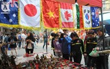 Hàng Mã rực đỏ ngày giáp Tết